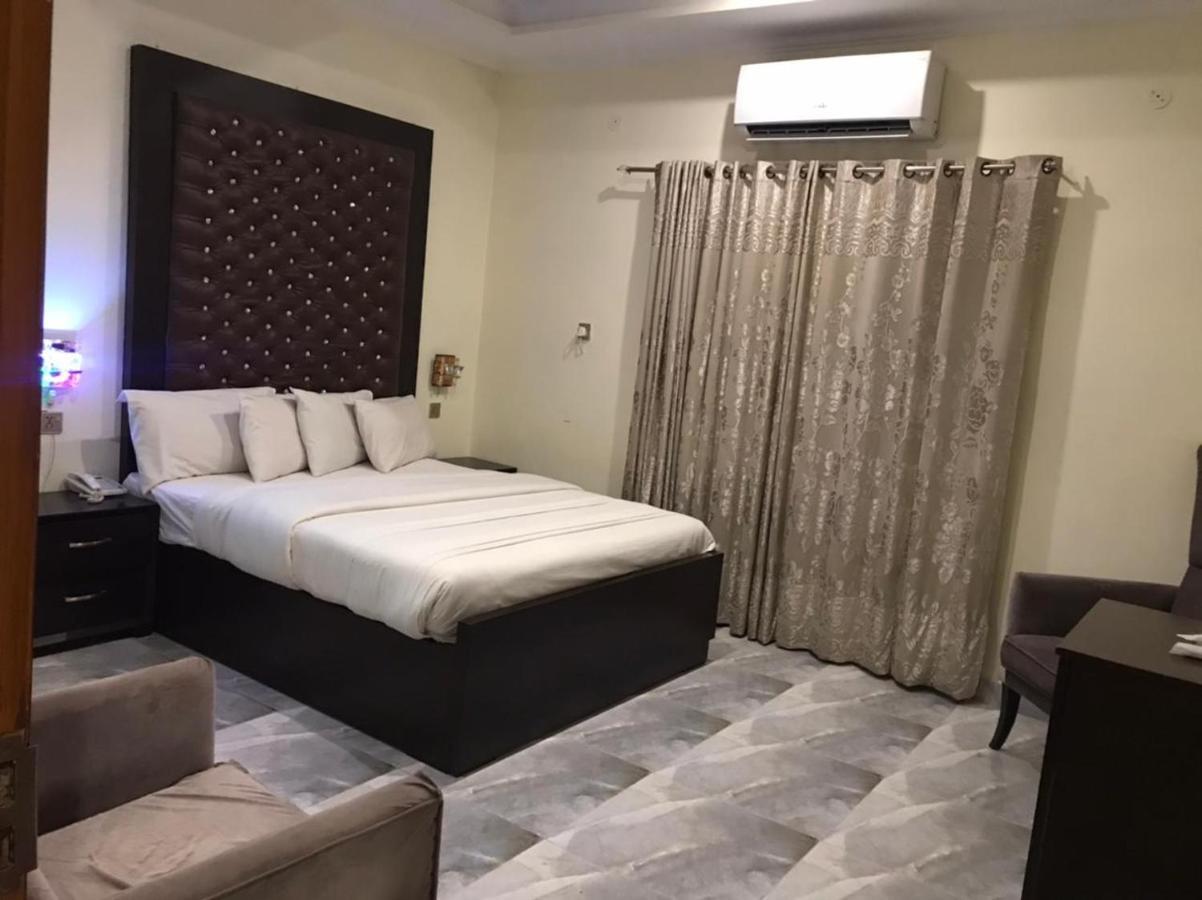 Hotel S.R. Lounge Мултан Экстерьер фото