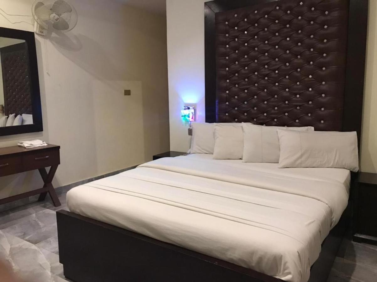 Hotel S.R. Lounge Мултан Экстерьер фото