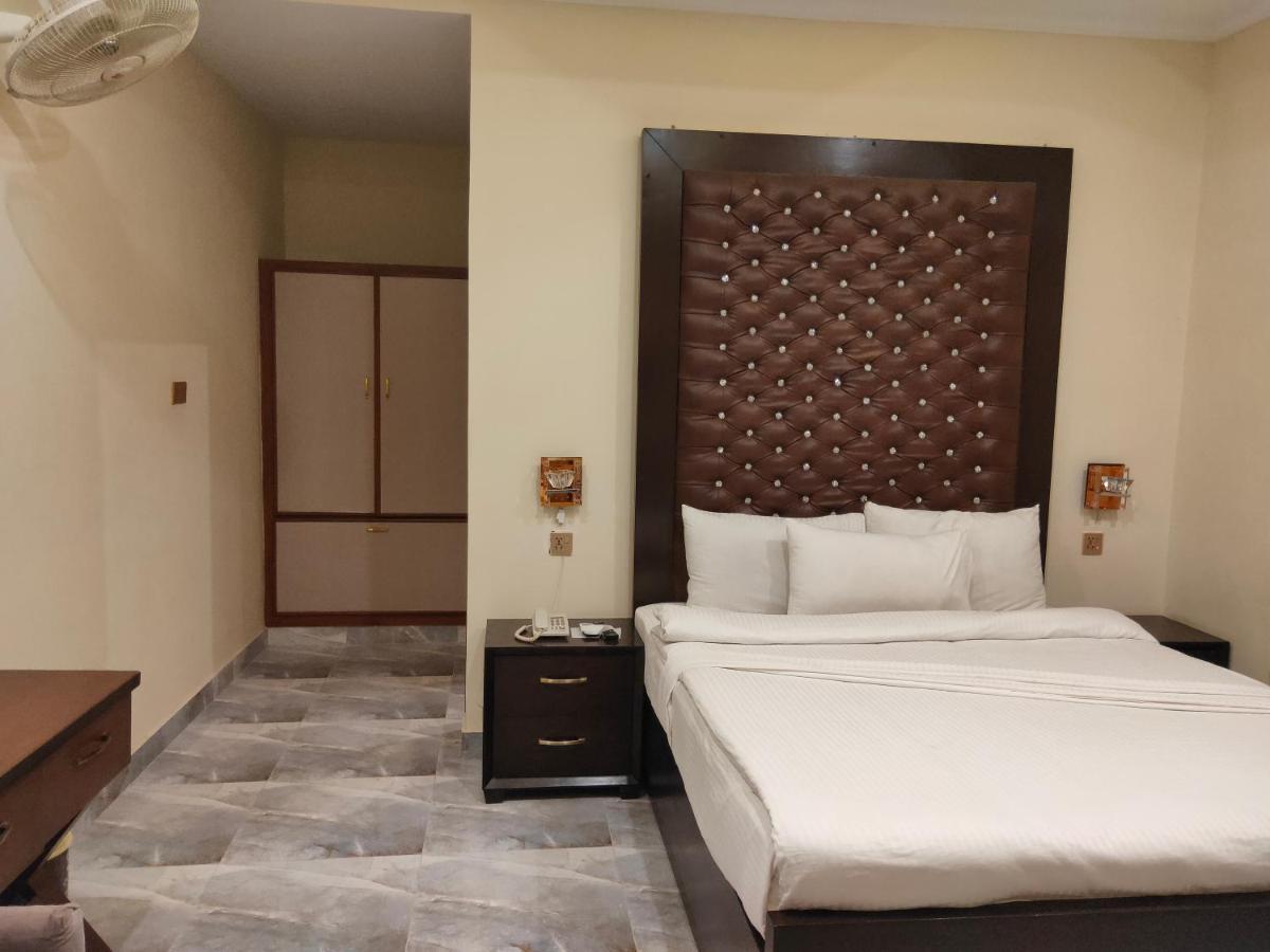 Hotel S.R. Lounge Мултан Экстерьер фото