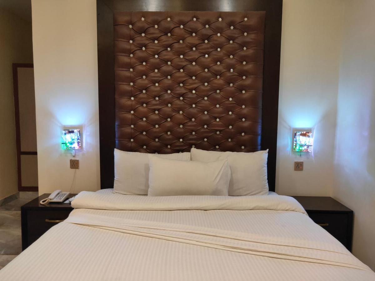 Hotel S.R. Lounge Мултан Экстерьер фото
