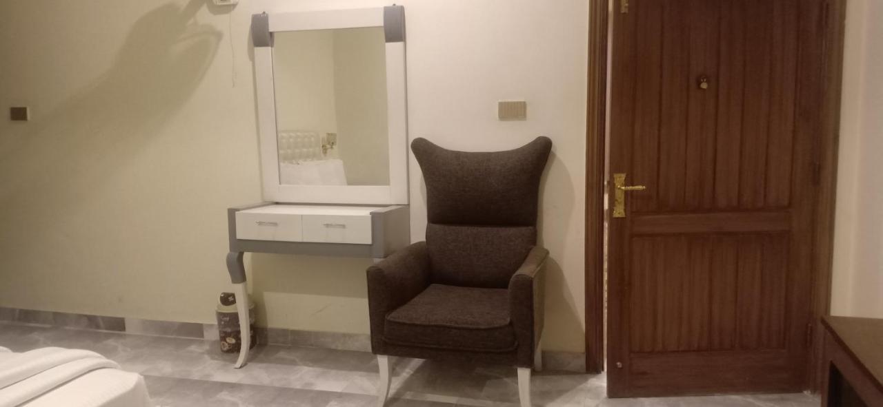 Hotel S.R. Lounge Мултан Экстерьер фото