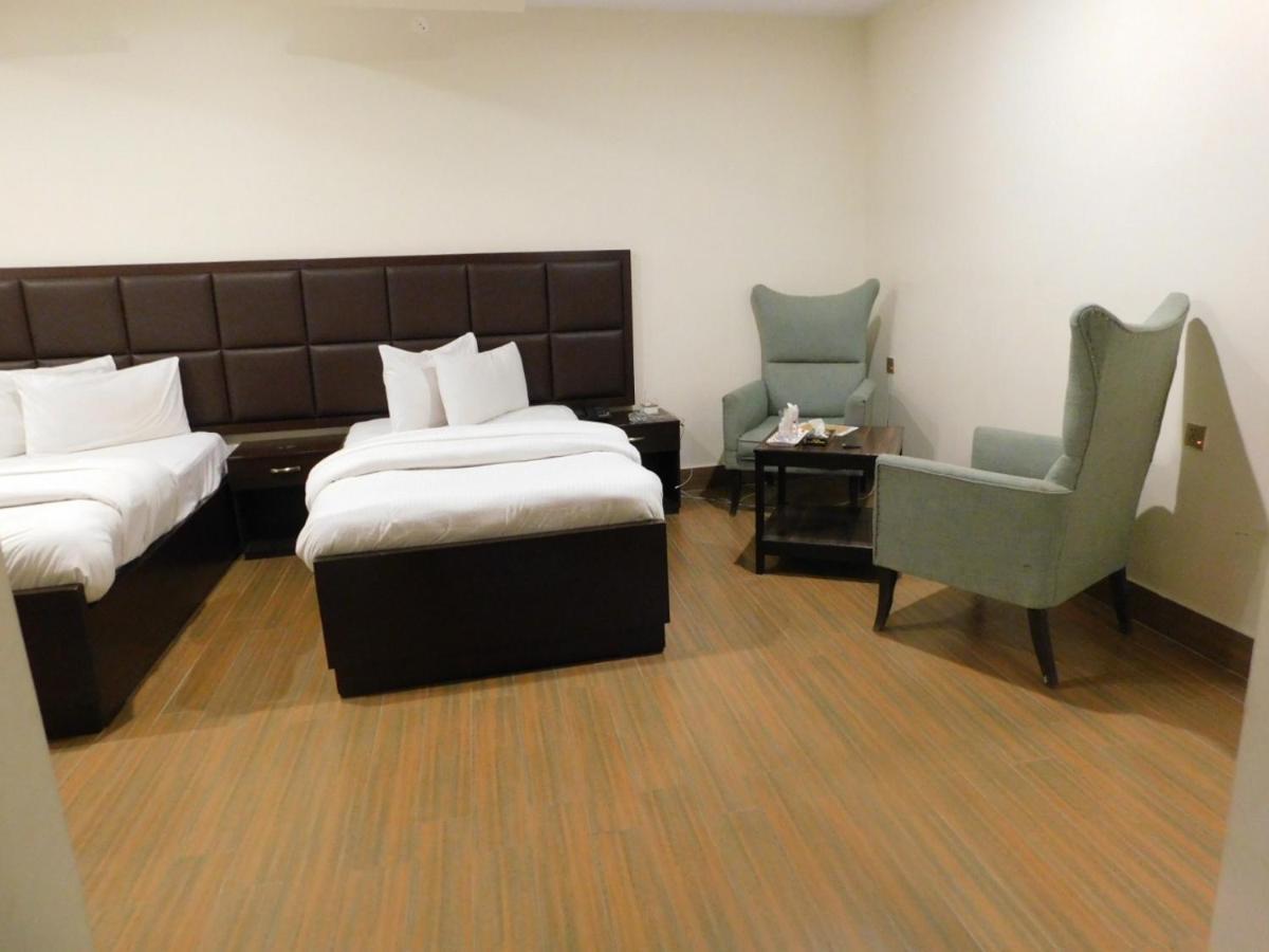 Hotel S.R. Lounge Мултан Экстерьер фото